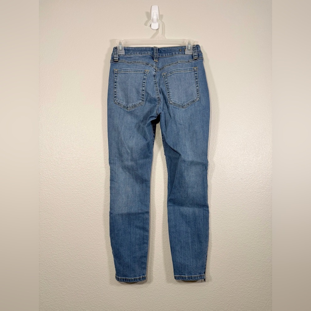 CAbi Jeans Skinny Pants Light Wash Blue Jeans Zipper Ankle Bottom Leg Women 2 - Picture 5 of 5